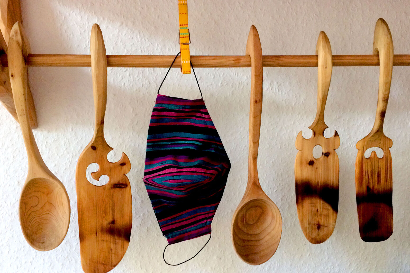 Alttagsmaske-1 Mare Baltikum Reisen, Christine Salten, Andres Vainumäe, Individualreisen, Gruppenreisen, PKW-Rundreisen, Fahrradtouren, Naturbeobachtung, Vogelbeobachtung, Wanderreisen, Baltikum, Estland, Lettland, Litauen, Polen, Skandinavien, Schweden, Stockholm, Russland, St. Petersburg, Tallinn, Winterreisen, Finnland, Riga, Helsinki, Vilnius, Stockholm, Städtereise, Ostseekurzreisen, Norwegen, Hurtigruten, Oslo, Bergen, Ostseeurlaub, Kurische Nehrung, Memel, Klaipeda, Aktivreisen, Spezialveranstalter, Baltikum, Kaliningrader Gebiet, Königsberg, Strandurlaub, Ostseefähren, Kreuzfahrten Ostsee, Mare Baltikum, Tagesausflüge, Moorwanderung, Lappland, Skigebiet Ylläs, Flughafen Kittilä